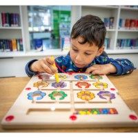 Motoriekbord - bloemen | Educo | Spelbord | Magneetpen | SPOORZOEKER.