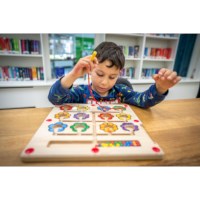 Motoriekbord - bloemen | Educo | Spelbord | Magneetpen | SPOORZOEKER.