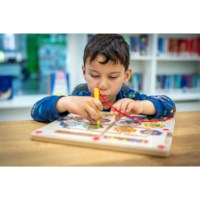 Motoriekbord - bloemen | Educo | Spelbord | Magneetpen | SPOORZOEKER.