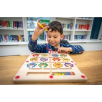 Motoriekbord - bloemen | Educo | Spelbord | Magneetpen | SPOORZOEKER.