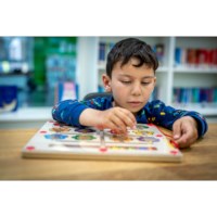 Motoriekbord - bloemen | Educo | Spelbord | Magneetpen | SPOORZOEKER.