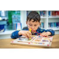 Motoriekbord - bloemen | Educo | Spelbord | Magneetpen | SPOORZOEKER.