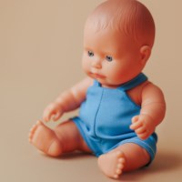 Pop zonder haar | Jongen | Hard lijf | Met kleertjes | 21 cm 