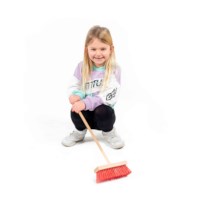 Kinderbezem mini | Nienhuis Montessori | Buiten