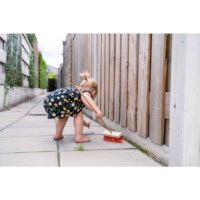 Kinderbezem mini | Nienhuis Montessori | Buiten